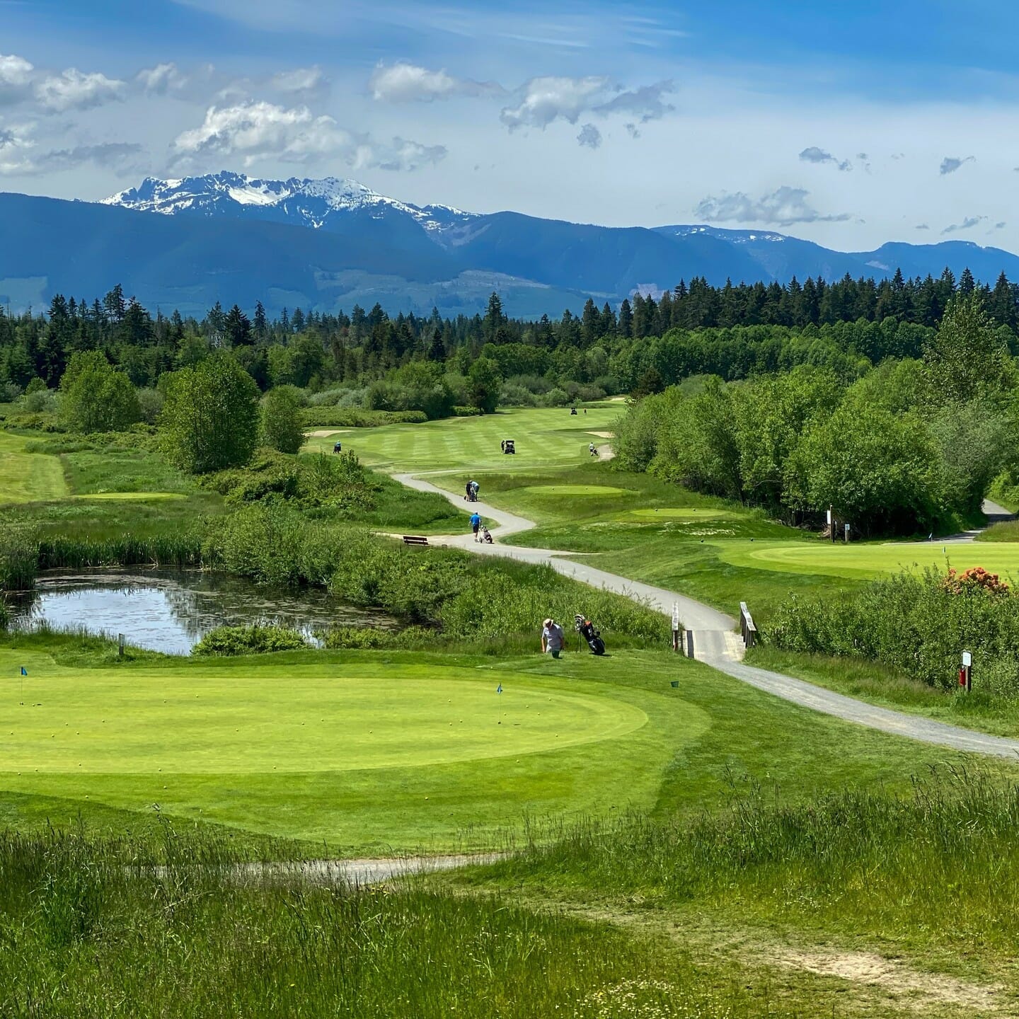 Pheasant Glen Golf Resort with mountains in the background