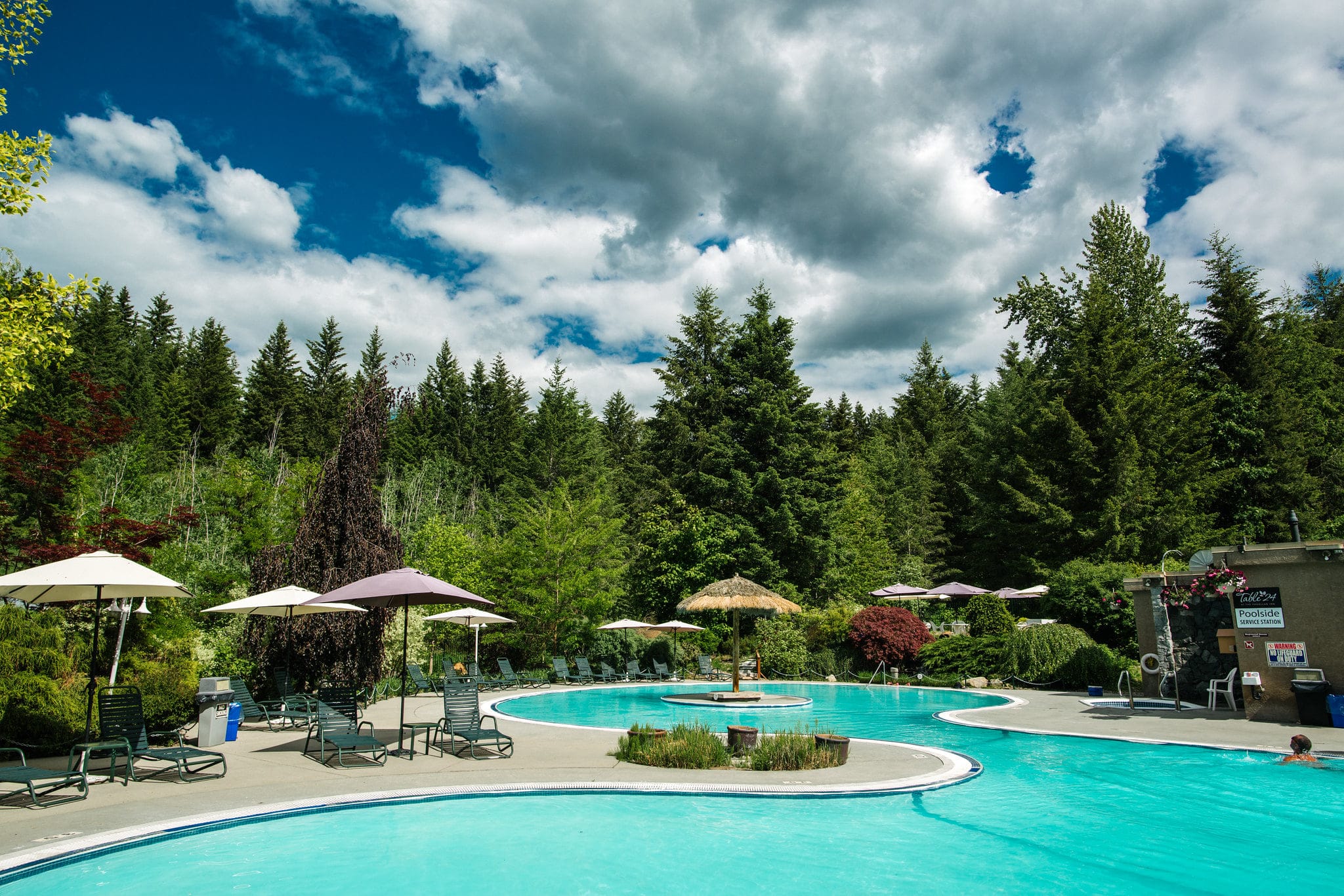 Hilltop Inn Salmon Arm's expansive resort-style heated outdoor pool (photo: Hilltop Inn / Facebook)