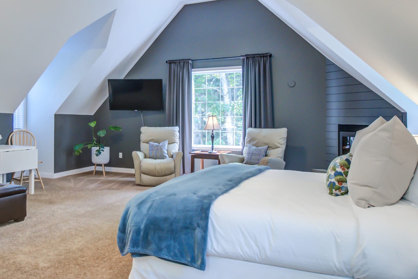 The Mountain Room at Inn at the Ninth in Salmon Arm, BC (photo: Inn at the Ninth / Instagram)